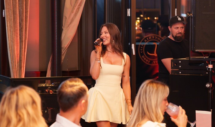 Sängerin Joelina Drews präsentiert den neuen L'Osteria Song bei der FIAT x L’Osteria Pre-Party zum BUNTE New Faces Award 2026 (Bildquelle: FR L'Osteria SE)