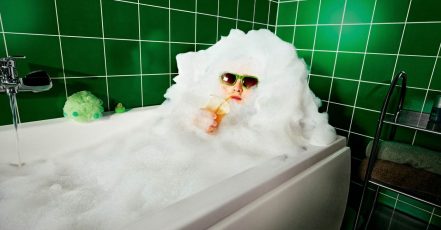 Junge-Leute-Bubble-Bath-Motiv der neuen LVM Kampagne, die in Zusammenarbeit mit Accenture Song entstanden ist (Bildquelle: LVM Versicherung / Accenture Song)