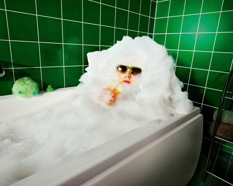 Junge-Leute-Bubble-Bath-Motiv der neuen LVM Kampagne, die in Zusammenarbeit mit Accenture Song entstanden ist (Bildquelle: LVM Versicherung / Accenture Song)