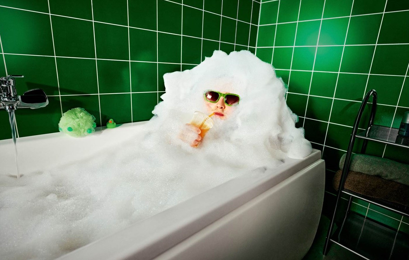 Junge-Leute-Bubble-Bath-Motiv der neuen LVM-Kampagne, die in Zusammenarbeit mit Accenture Song entstanden ist (Bildquelle: LVM Versicherung / Accenture Song)