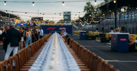ie fast 100 Meter lange Tafel, La Tavolata by Barilla, auf dem Starting Grid in Monza (Foto: Barilla, übermittelt zur redaktionellen Nutzung durch SGC Agency PR Agentur)