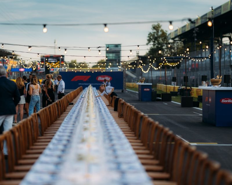 ie fast 100 Meter lange Tafel, La Tavolata by Barilla, auf dem Starting Grid in Monza (Foto: Barilla, übermittelt zur redaktionellen Nutzung durch SGC Agency PR Agentur)