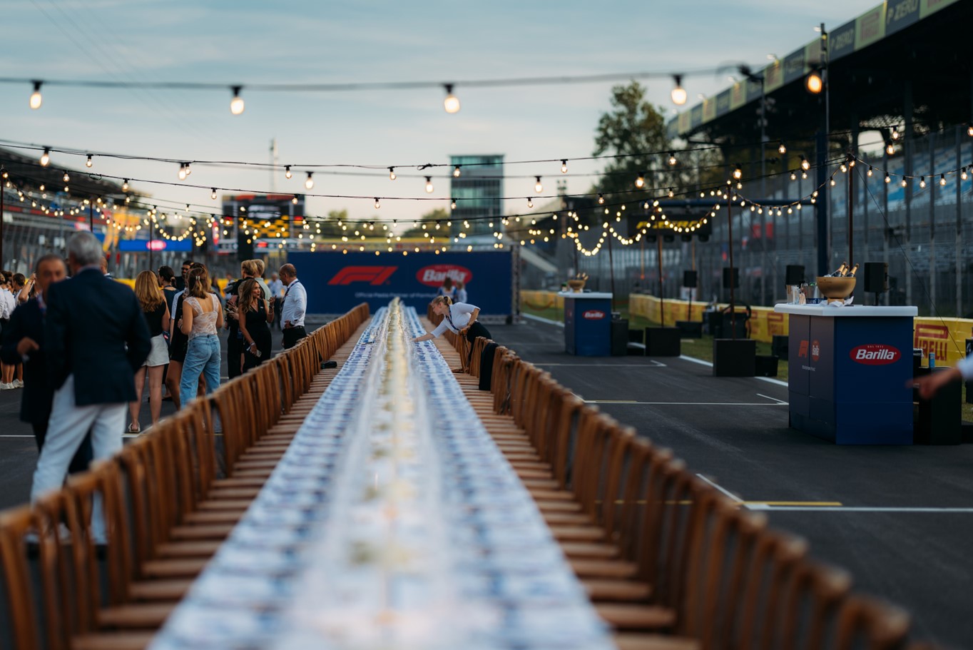 Die fast 100 Meter lange Tafel, La Tavolata by Barilla, auf dem F1 Starting Grid in Monza (Foto: Barilla, übermittelt zur redaktionellen Nutzung durch SGC Agency PR Agentur)