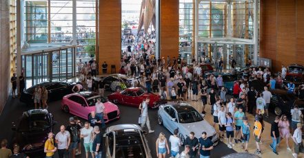 Die "Ladies Lounge" bei den PS Days 2023 wurde offensichtlich auch zahlreich von männlichen Automobil- und Tuningfans besucht. (Foto: Deutsche Messe)