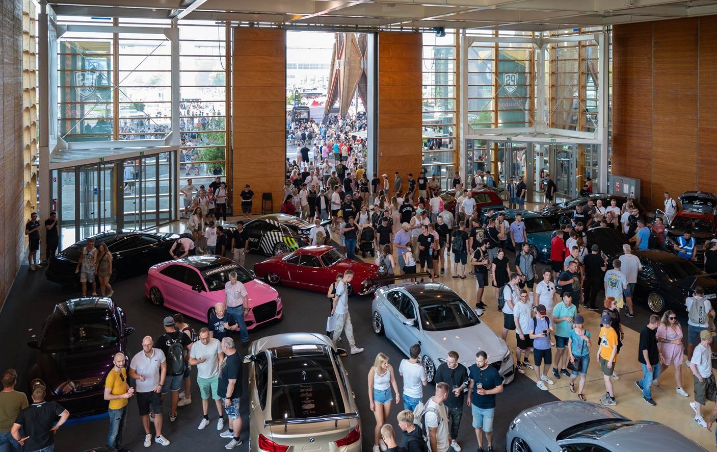Die "Ladies Lounge" bei den PS Days 2023 wurde offensichtlich auch zahlreich von männlichen Automobil- und Tuningfans besucht. (Foto: Deutsche Messe)