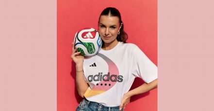 Sportmoderatorin Laura Wontorra ist das Gesicht der neuen adidas World Cup 2026 Kampagne von DEICHMANN (Copyright: DEICHMANN/Lukas Korschan)