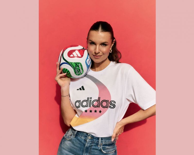 Sportmoderatorin Laura Wontorra ist das Gesicht der neuen adidas World Cup 2026 Kampagne von DEICHMANN (Copyright: DEICHMANN/Lukas Korschan)
