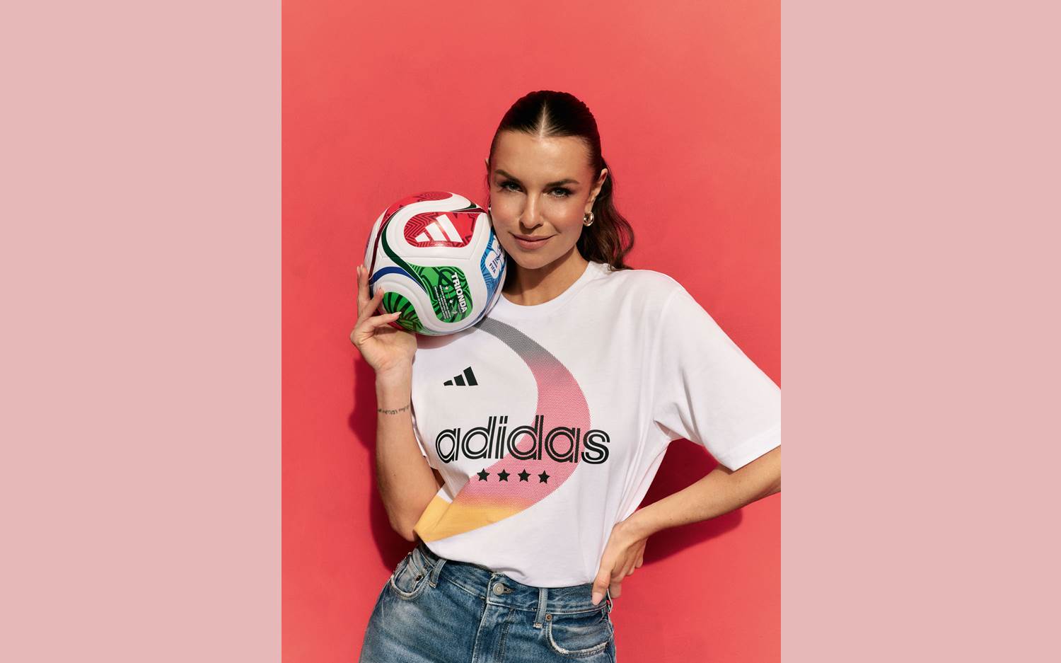 Sportmoderatorin Laura Wontorra ist das Gesicht der neuen adidas World Cup 2026 Kampagne von DEICHMANN (Copyright: DEICHMANN/Lukas Korschan)
