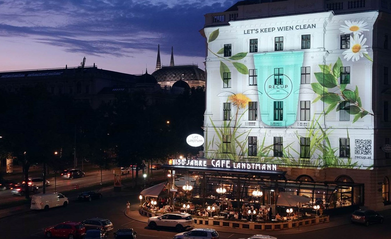 Let's keep Wien clean – RECUP Out-of-Home-Projektion auf der 300 qm großen Hauswand des Café Landtmann am Universitätsring in Wien (Bildquelle: movelight)
