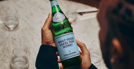 F1-Star Lewis Hamilton mit der S.Pellegrino Sonderedition (Foto: S.Pellegrino)