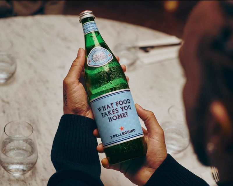 F1-Star Lewis Hamilton mit der S.Pellegrino Sonderedition (Foto: S.Pellegrino)