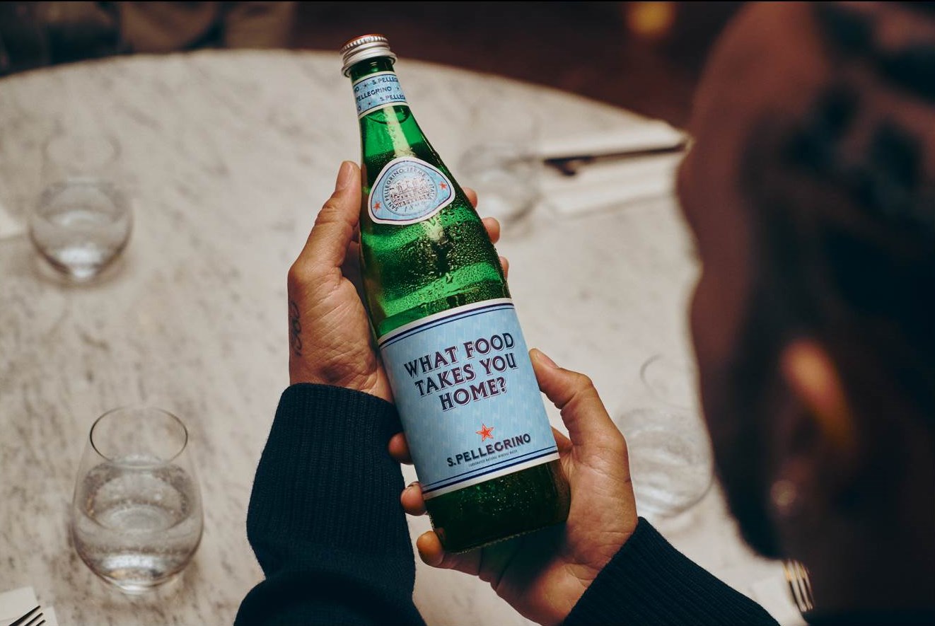  F1-Star Lewis Hamilton mit der S.Pellegrino Sonderedition (Foto: S.Pellegrino)