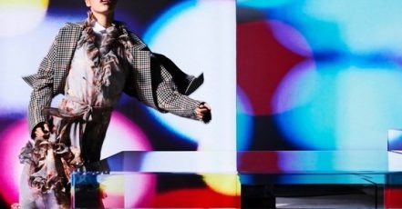 Bild: Lichtkunst bei Breuninger - Moment of Light by Michel Comte | Quelle: obs/E.Breuninger GmbH & Co.