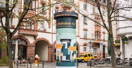 Ein Prototyp der Litfaßsäule 4.0 wurde am Riegerplatz in Darmstadt aufgestellt (Copyright: emergenCITY / Sascha Mannel)