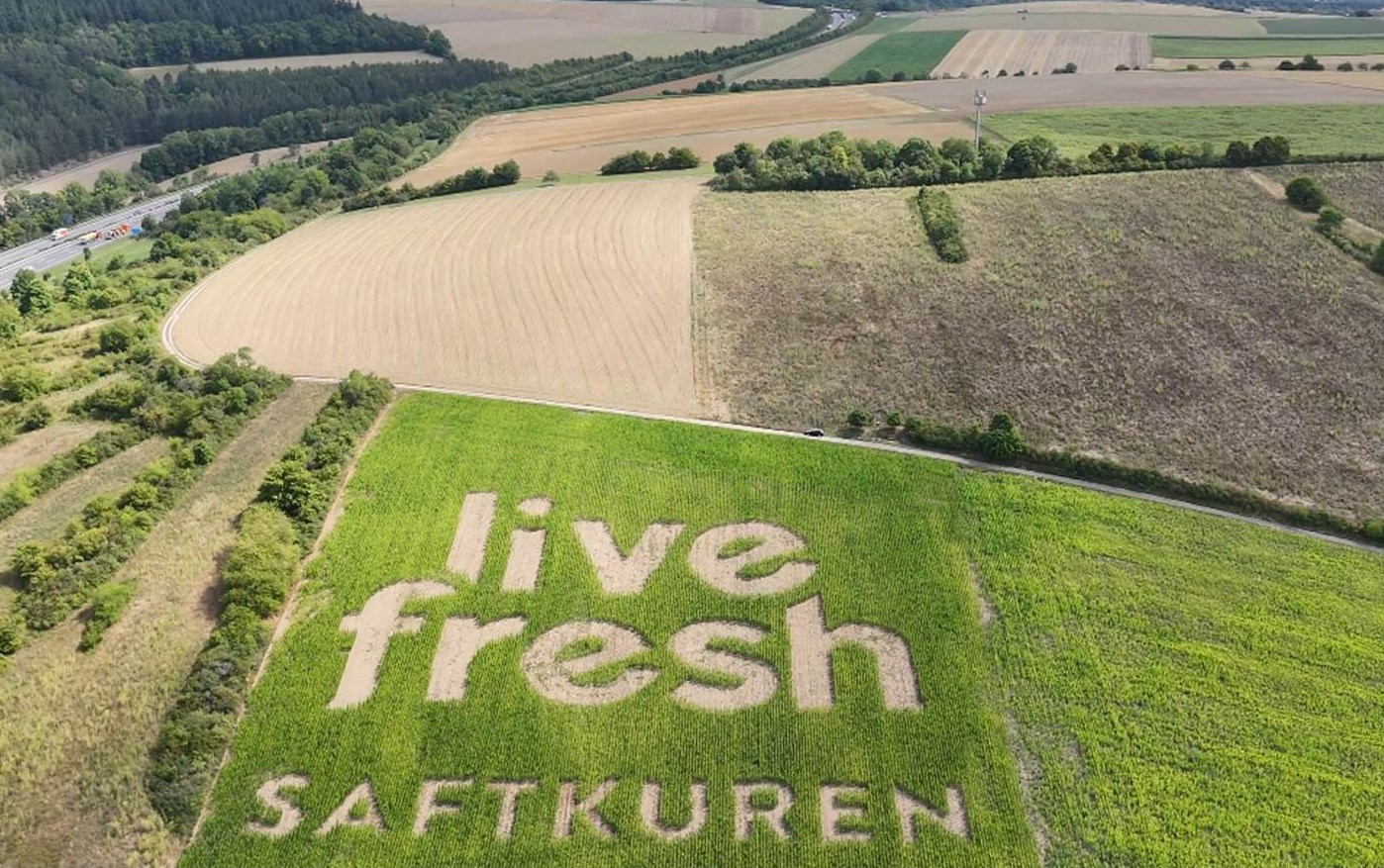 Diese riesige OOH-Werbung von LiveFresh wuchs aus purer Natur. Das Projekt wurde in Zusammenarbeit mit Field Ads realisiert. (Bildquelle: Field Ads, field-ads.de)