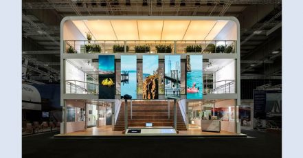 Foto: Lufthansa Messestand (außen) ITB 2019 (Copyright: Lufthansa Group / Andre Mueller)