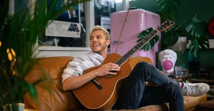 Sofa von und mit Malik Harris (Bildrechte: Booking.com, Fotografin: Celina Pratter)