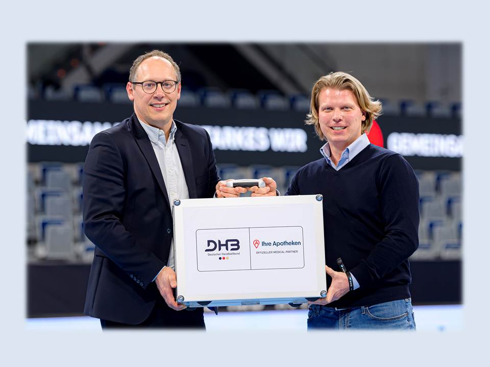 Bild: V. l. Mark Schober vom DHB und Dr. Jan-Florian Schlapfner vom Zukunftspakt Apotheke / IhreApotheken.de ist offizieller Partner des Deutschen Handball Bundes und von handball.net (Bildrechte: Marco Wolf | Fotograf: Marco Wolf)