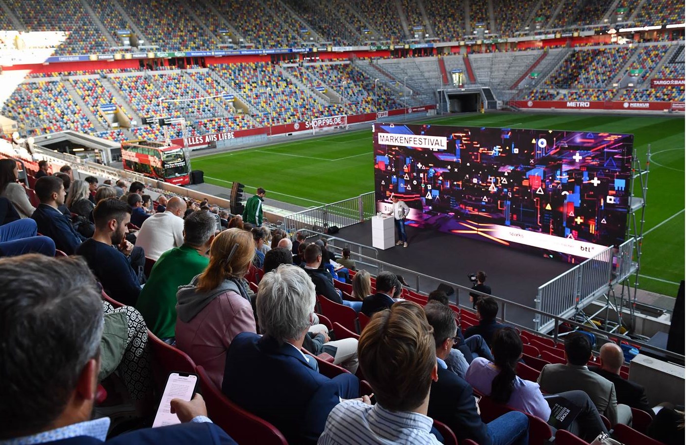 Mainstage beim Markenfestival in der Düsseldorfer Merkur Spiel-Arena (Foto: Gabriele Griessenböck)