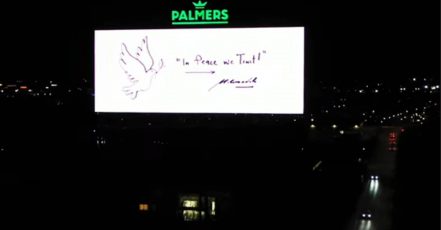 Mit einer Friedenstaube ruft Künstler Martin Grandits auf Europas größter LED-Wall auf 1.020 Quadratmetern vor den Toren Wiens zum Frieden in der Ukraine auf.