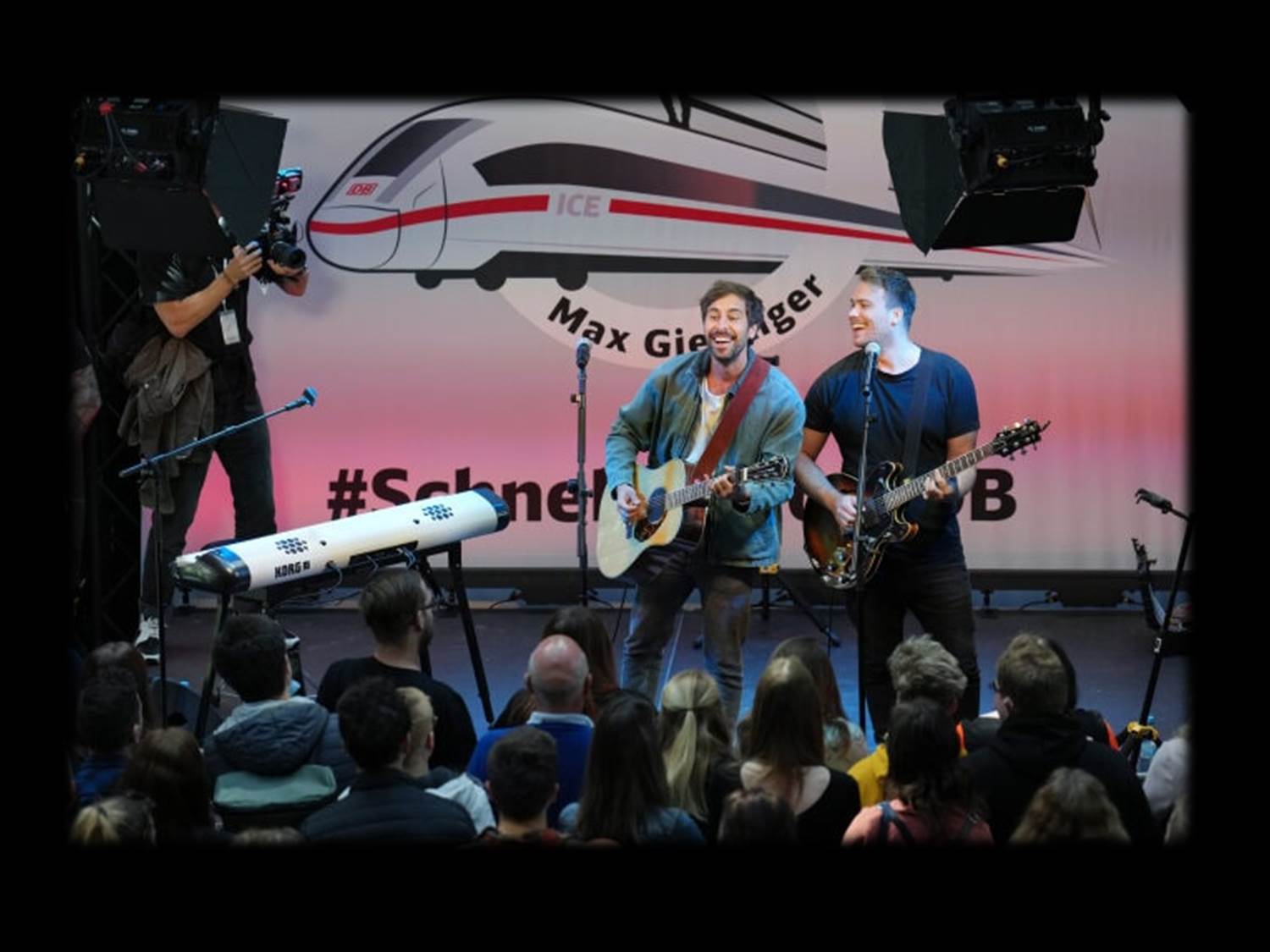 Die schnellste Konzert Tour Deutschlands. Max Giesinger reiste am 1. Juni 2022 mit dem ICE und spielte 4 Konzerte in 4 Bahnhöfen an einem einzigen Tag.