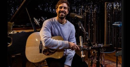 Max Giesinger spielt für die SOS-Kinderdörfern ein exklusives Weihnachtskonzert – die damit gesammelten Spenden kommen notleidenden Kindern und Jugendlichen weltweit zugute. (Foto / Credit: Hella Wittenberg)