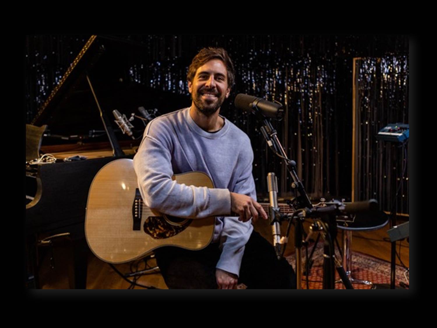 Max Giesinger spielt für die SOS-Kinderdörfern ein exklusives Weihnachtskonzert – die damit gesammelten Spenden kommen notleidenden Kindern und Jugendlichen weltweit zugute. (Foto / Credit: Hella Wittenberg)