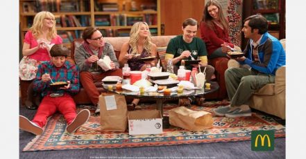 McDonald's Deutschland bringt das Big Bang-Wohnzimmer auf die gamescom 2019. Quelle: obs/McDonald's Deutschland/Warner Bros. Entertainment Inc.