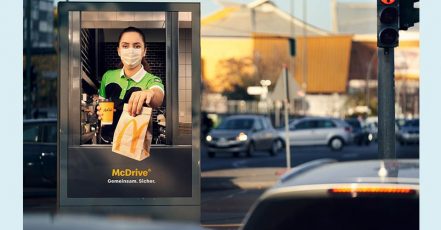 Bild: Kurzfristige Reaktion auf den erneuten Lockdown - McDonald's Deutschland verwandelt Plakatflächen in McDrive-Schalter (Copyrights: McDonald's Deutschland)