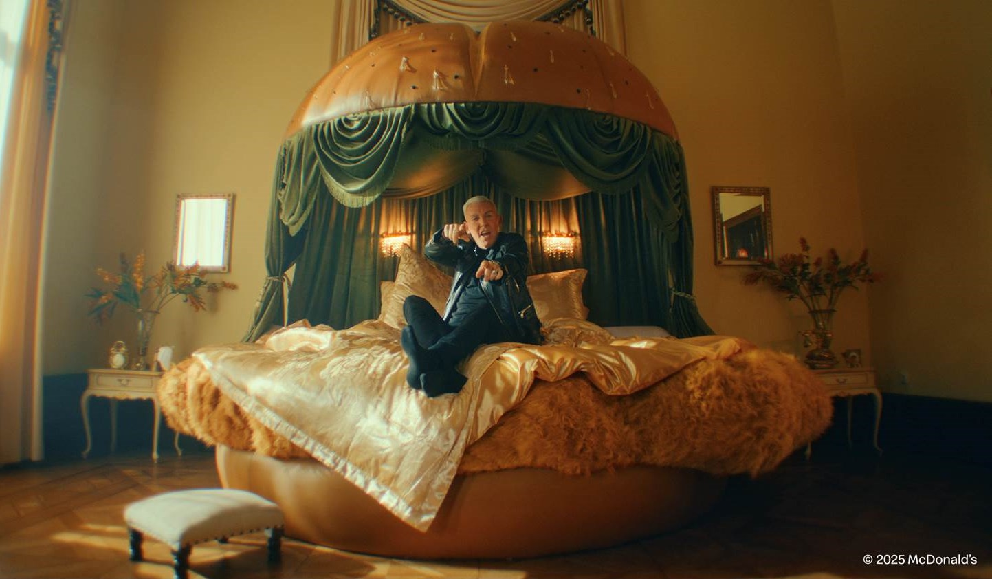 Szene aus dem McDonald's TVC – Cris P. Baxxter (normalerweise H.P. Baxxter von Scooter) legt sich für den McCrispy ins Zeug (Bildrechte: McDonald's Deutschland)