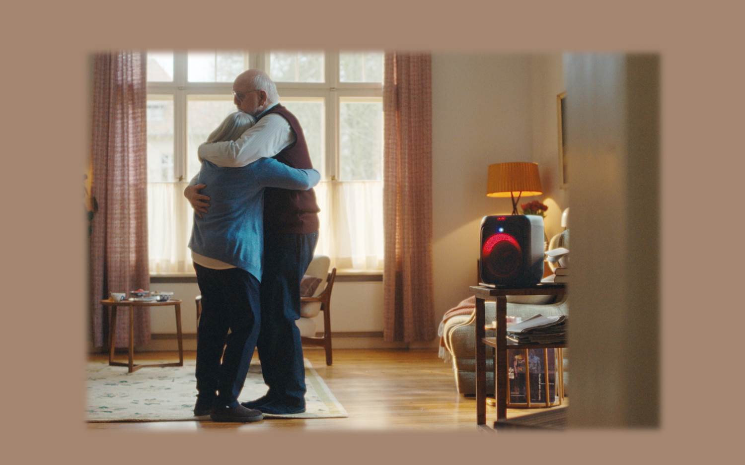 Liebe ist keine Altersfrage – Technik-Produkte von MediaMarktSaturn sorgen für die passende Stimmung. Motiv der MMS Kampagne zum Valentinstag 2025. (Bildquelle: MediaMarktSaturn)