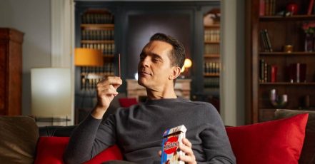 Netflix-Serienstar Pedro Alonso knabbert für die Mondelēz Marke Mikado (Bildrechte: Mondelēz International Inc.)
