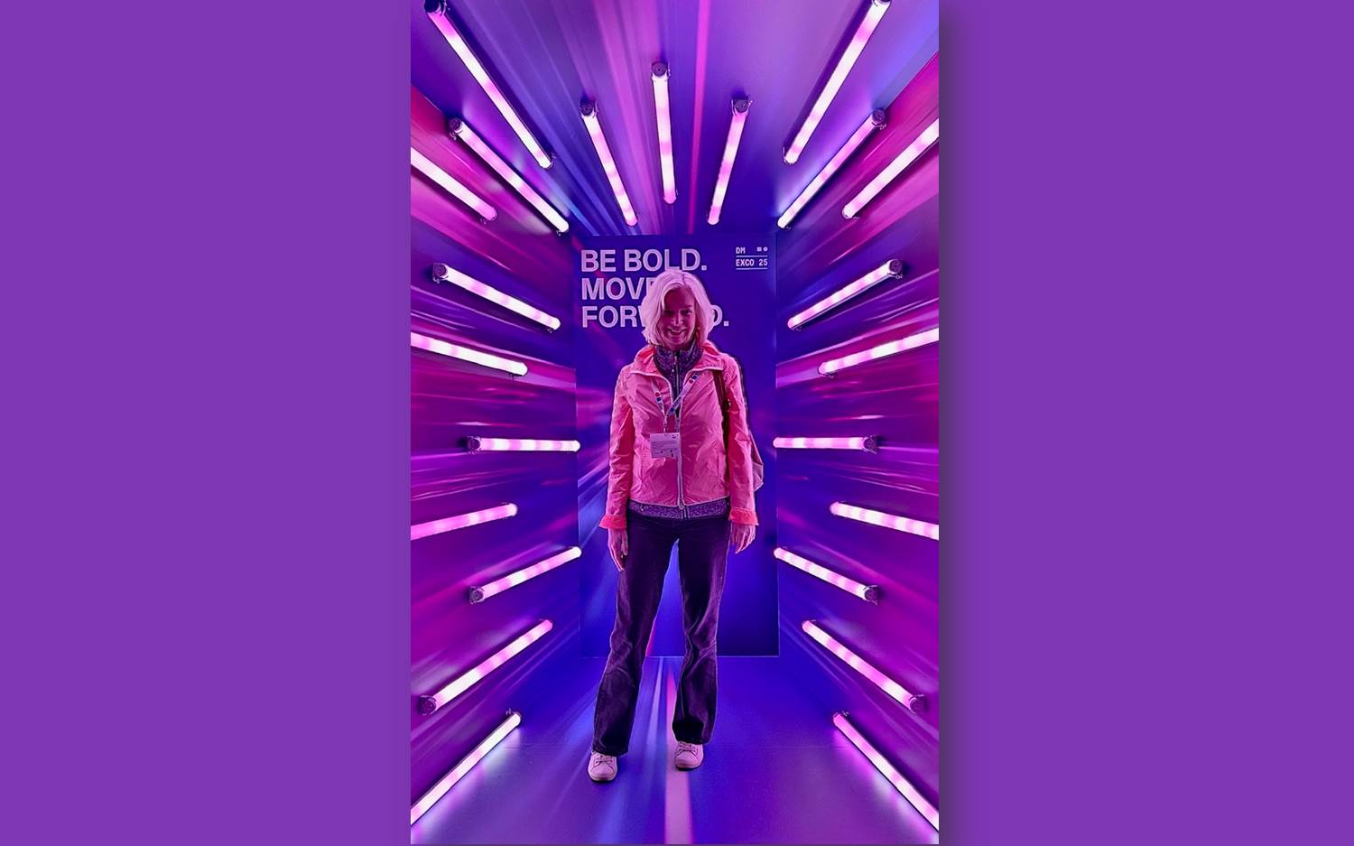 Monika Monzel, Schnappschuss bei der DMEXCO 2025 in Köln. Der DMEXCO Claim – Be Bold. Move Forward. – passt zum Always-On-Marketing. Kontinuität und Agilität sind entscheidend, um im digitalen Marketing-Universum erfolgreich zu sein. (Bildrechte: marketingScout.com Redaktion)