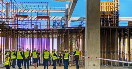 Motorworld Mallorca Grundsteinlegung im November 2023 – Die neue Location für mobile Leidenschaft soll im Herbst 2024 fertiggestellt werden und dann u.a. auch für Business-Events zur Verfügung stehen. (Bildrechte: Motorworld Group)