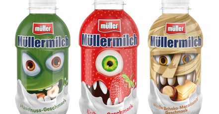 Drei von insgesamt acht Sorten der Müllermilch Halloween Edition 2024 (Copyright: Molkerei Alois Müller GmbH & Co. KG)