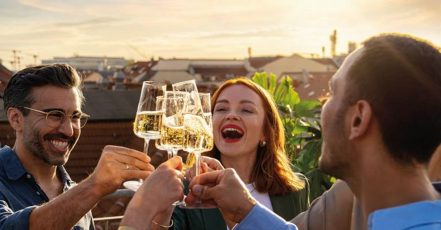Visual aus dem Mumm Kampagnenspot, Herbst 2025 (Quelle / Copyrights: Rotkäppchen-Mumm x Ogilvy)