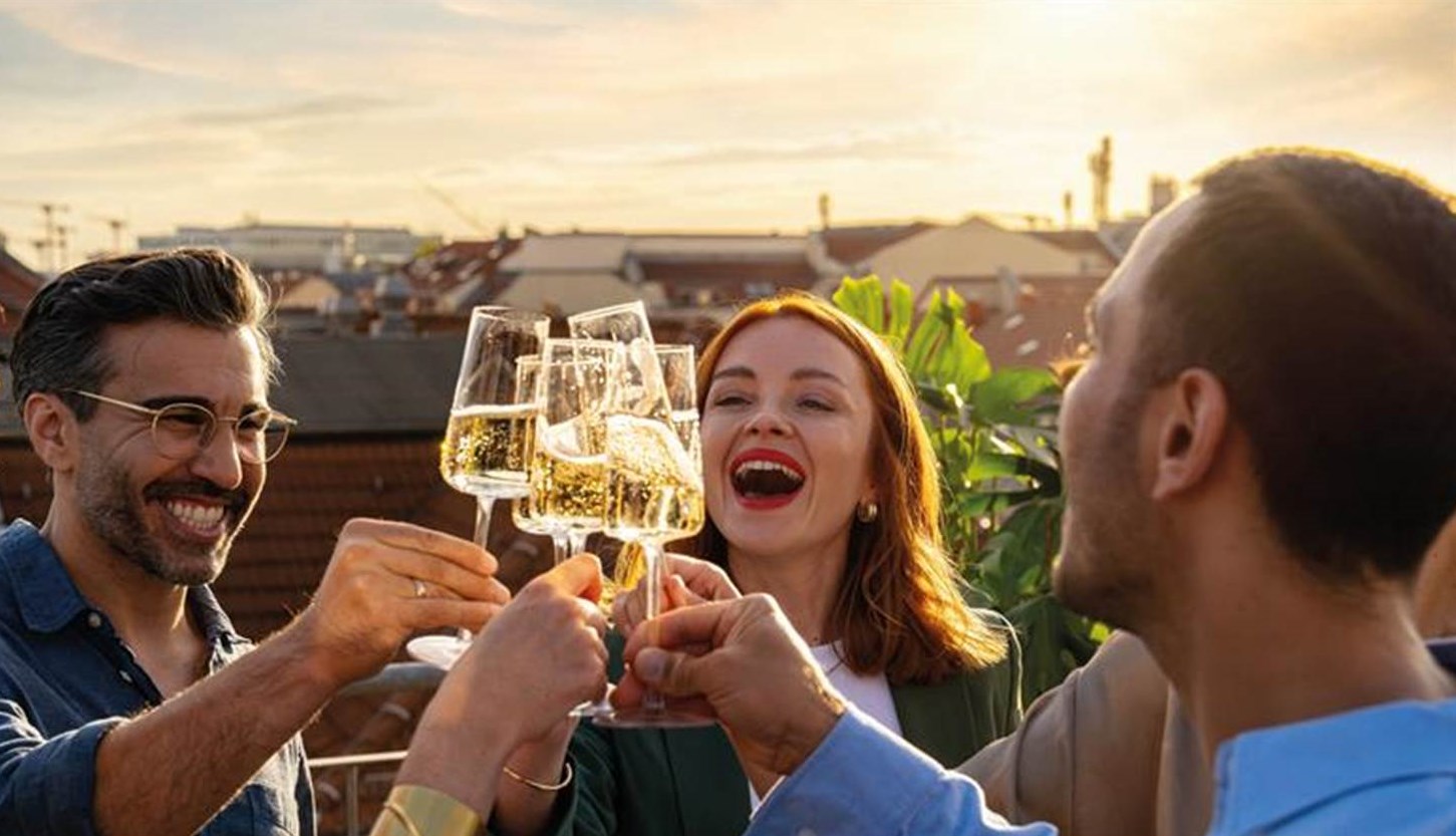Visual aus dem Mumm Kampagnenspot, Herbst 2025 (Quelle / Copyrights: Rotkäppchen-Mumm x Ogilvy)