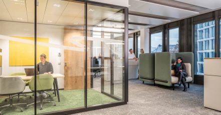Die neue Multi-Space-Fläche von Drees & Sommer in Frankfurt bietet verschiedene Arbeitsumgebungen für unterschiedliche Tätigkeiten - konzipiert von den eigenen New Work-Experten. (Bildrechte: Drees & Sommer SE | Fotograf: Peter Neusser)