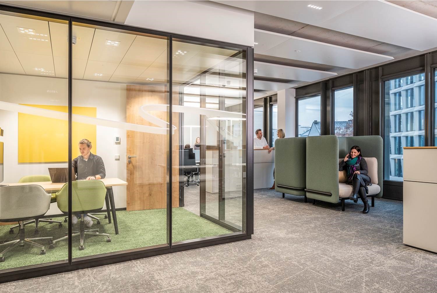 Die neue Multi-Space-Fläche von Drees & Sommer in Frankfurt bietet verschiedene Arbeitsumgebungen für unterschiedliche Tätigkeiten - konzipiert von den eigenen New Work-Experten. (Bildrechte: Drees & Sommer SE | Fotograf: Peter Neusser)