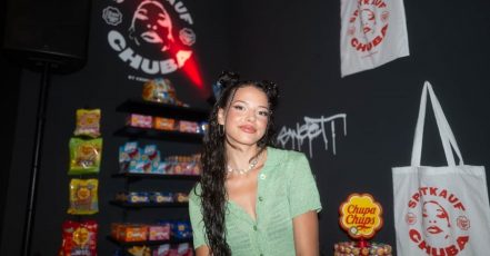 Nina Chuba im Hidden Späti von Chupa Chups – Das Gewinnspiel rund um den geheimen Gig im Berliner Pop-up Kiosk performte erfolgreich auf Social Media und im Radio (Foto / Bildrechte: Jakob Marwein)