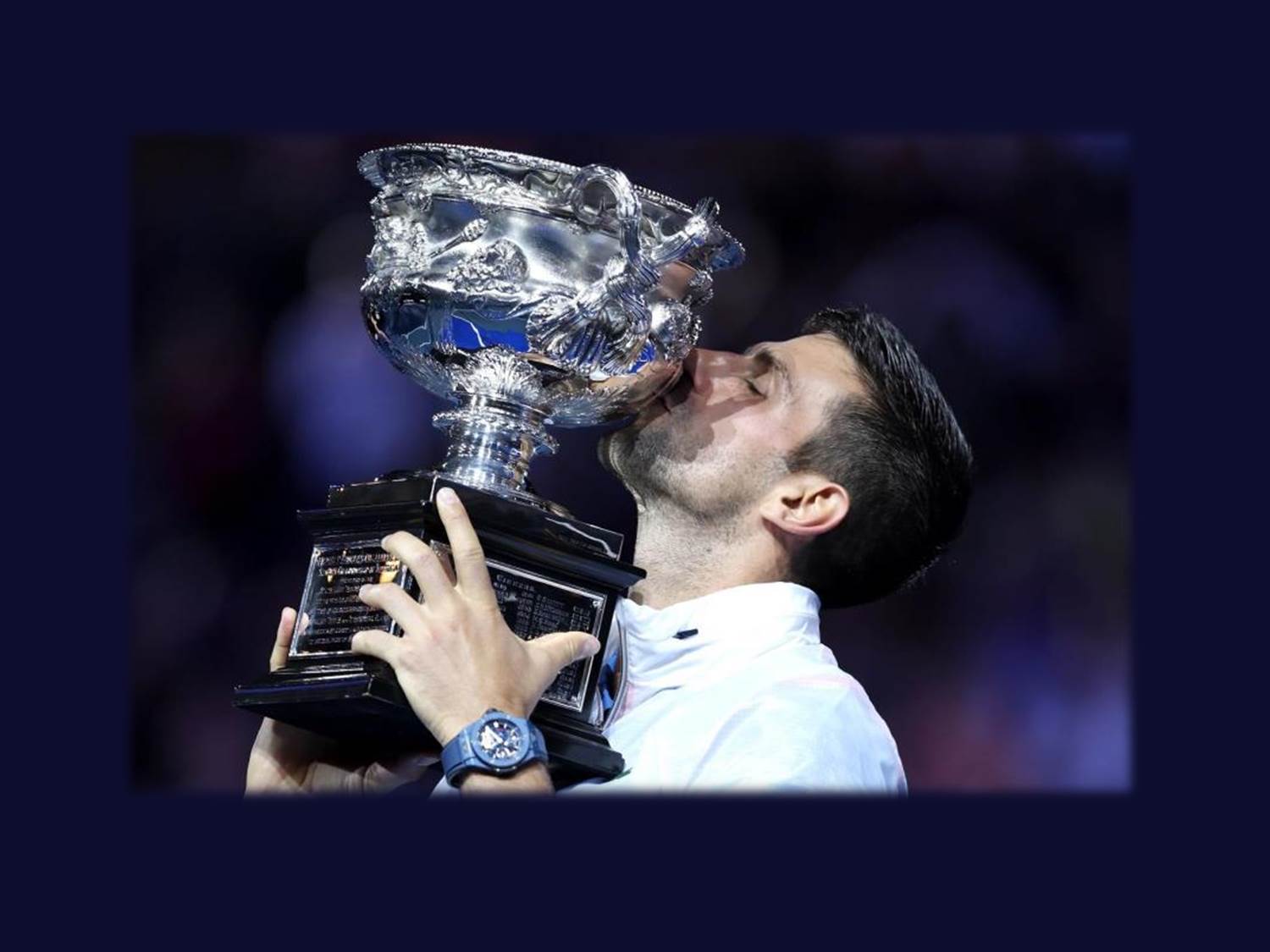So sehen Sieger aus – 10. Australian-Open-Sieg und 22. Grand Slam Titel für Novak Djokovic – Inniger Kuss auf den Pokal, am Handgelenk eine HUBLOT Uhr. (Bildquelle: HUBLOT Central Europe / LVMH W&J Central Europe GmbH)