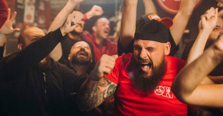 "Gemeinschaft ist Leben" – Szene aus der Kampagne 2021 der NÜRNBERGER Versicherung, die sich gezielt im Fußball-Umfeld platziert