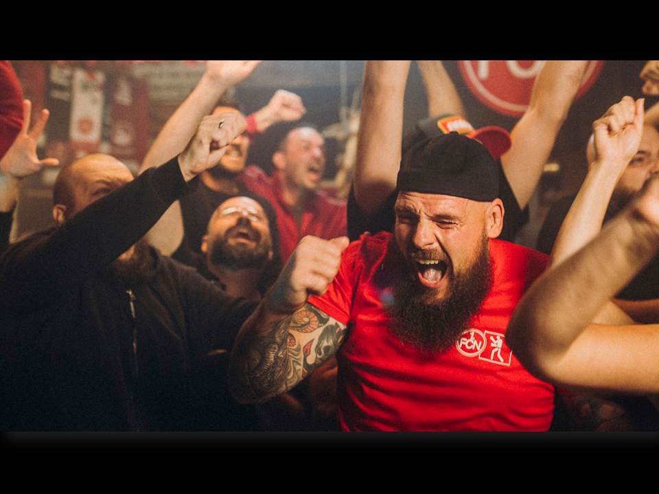 "Gemeinschaft ist Leben" – Szene aus der Kampagne 2021 der NÜRNBERGER Versicherung, die sich gezielt im Fußball-Umfeld platziert