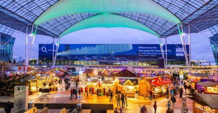 Das 5G-Netz von O2 zieht auf Europas größter Werbefläche am Flughafen München garantiert Blicke auf sich. (Bildquelle und Bildrechte: Flughafen München GmbH)