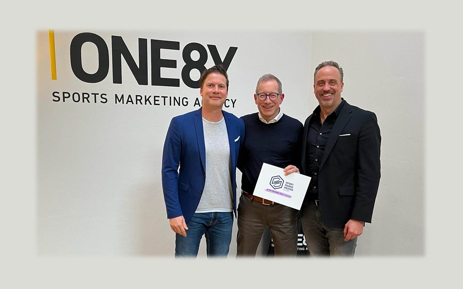 Michael Zengel und Hendrik Fischer von ONE8Y mit Hans-Willy Brockes (Mitte), CEO von ESB Marketing Netzwerk. (Foto / Copyright: ONE8Y)