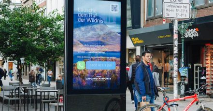 ine Servicenummer verbindet mit der Natur Lapplands - Plakatmotiv der Call the Wilderness Kampagne von Finavia / Lapland Airports. (Bildrechte: Finavia)