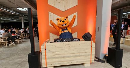 Sympathisch und Aktiv – Der OBI Bieber, Maskottchen der Marke, posierte nicht nur mit den Gästen für Selfies, sondern war auch zum Get-together, während der Pausen und beim Aftershow-Networking als DJ aktiv. (Foto: marketingScout.com Redaktion)