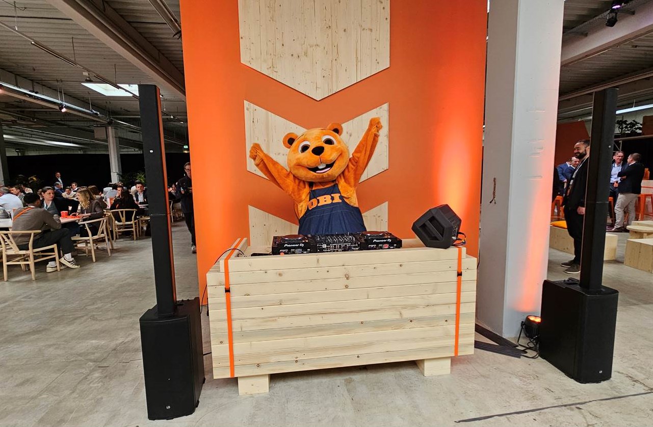 Sympathisch und Aktiv – Der OBI Bieber, Maskottchen der Marke, posierte nicht nur mit den Gästen für Selfies, sondern war auch zum Get-together, während der Pausen und beim Aftershow-Networking als DJ aktiv. (Foto: marketingScout.com Redaktion)