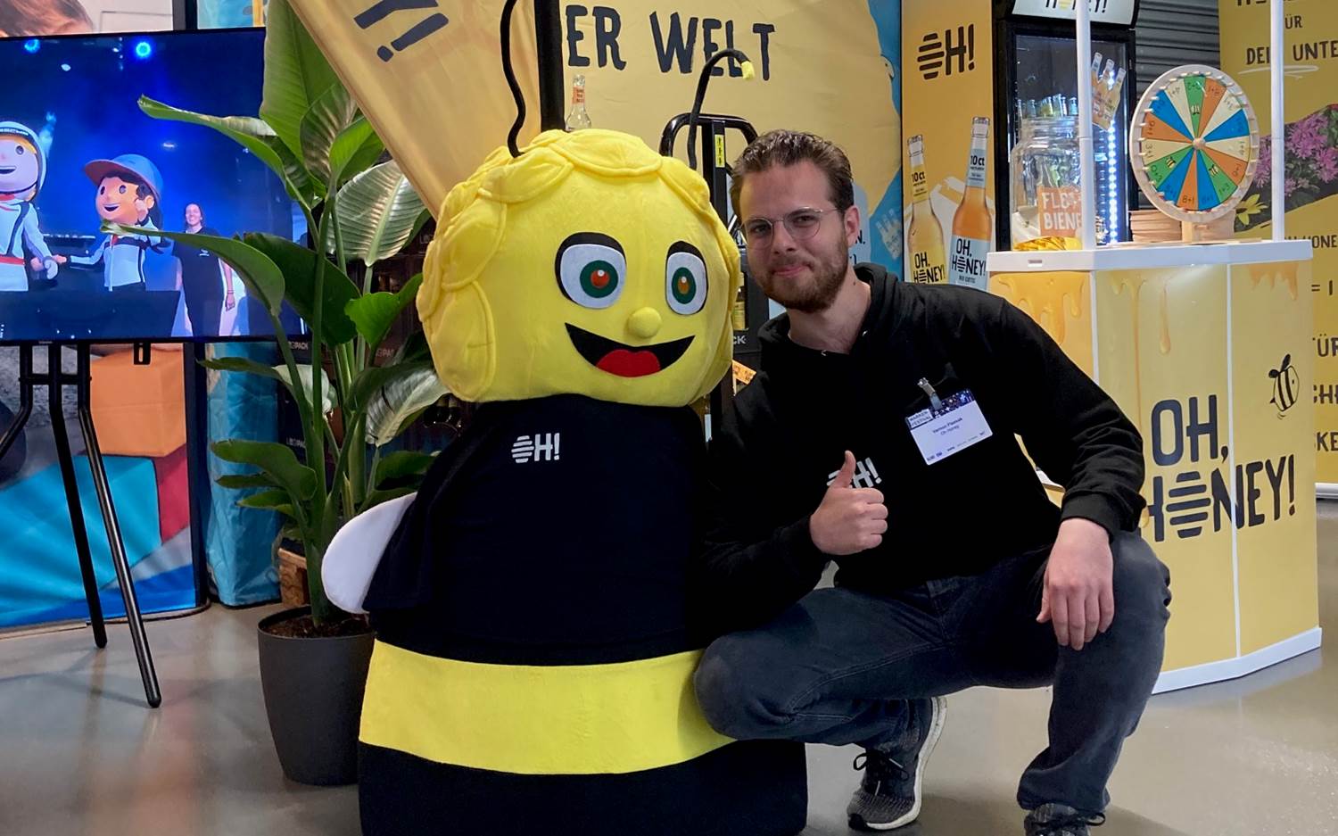 Zwei Erfolgsmodelle – Vernon Flassak, Gründer von "Oh, Honey!" beim Markenfestival 2023, neben der erfolgreichsten Biene der Welt (Bildrechte: Redaktion marketingScout.com / Monika Monzel, Editor-in-Chief)