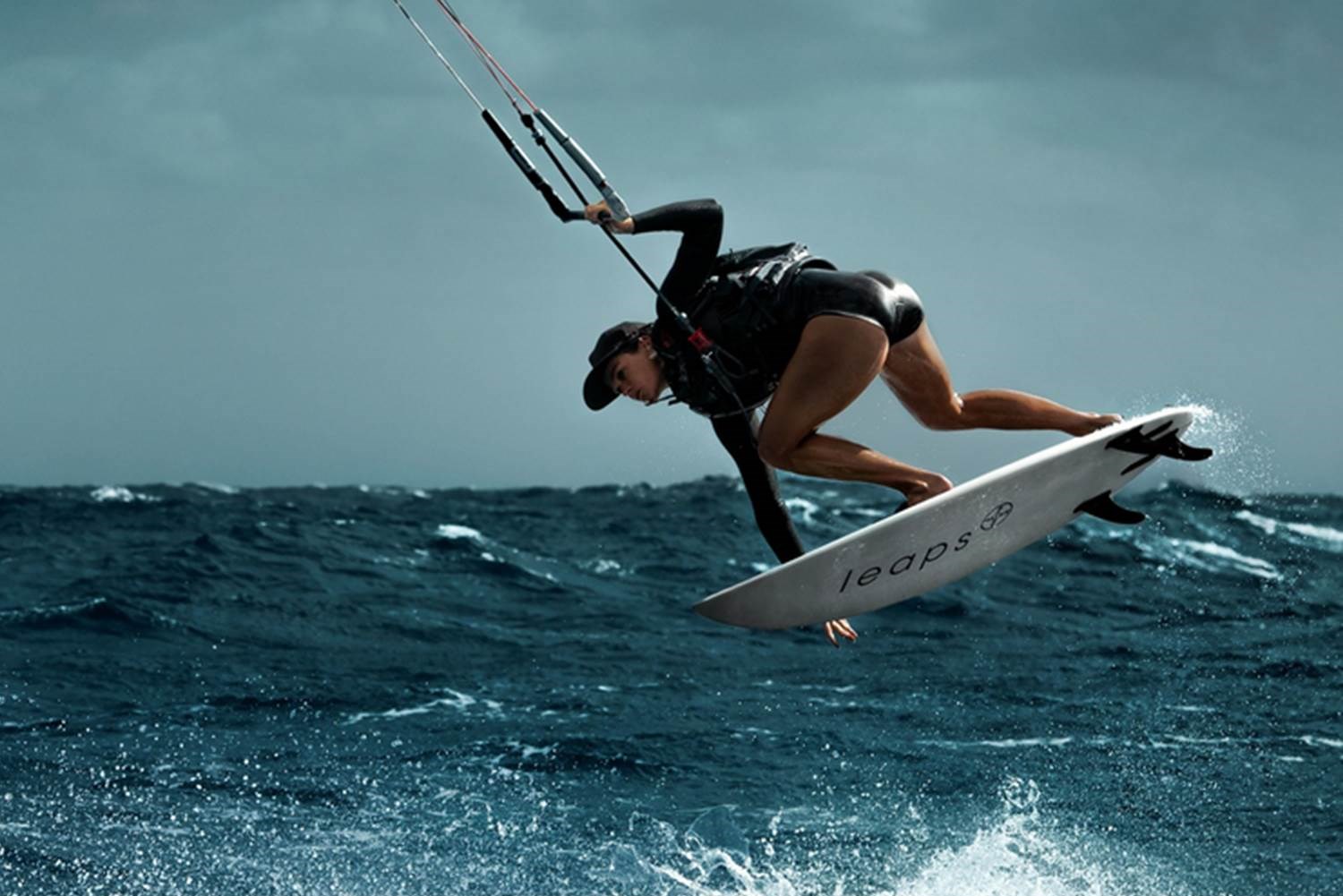 Kite-Surferin Olivia Jenkins in Action für die Leaps by Bayer Kampagne, Teil 3 (Copyrights / Fotograf: Woody Gooch für Leaps by Bayer | Bayer AG)